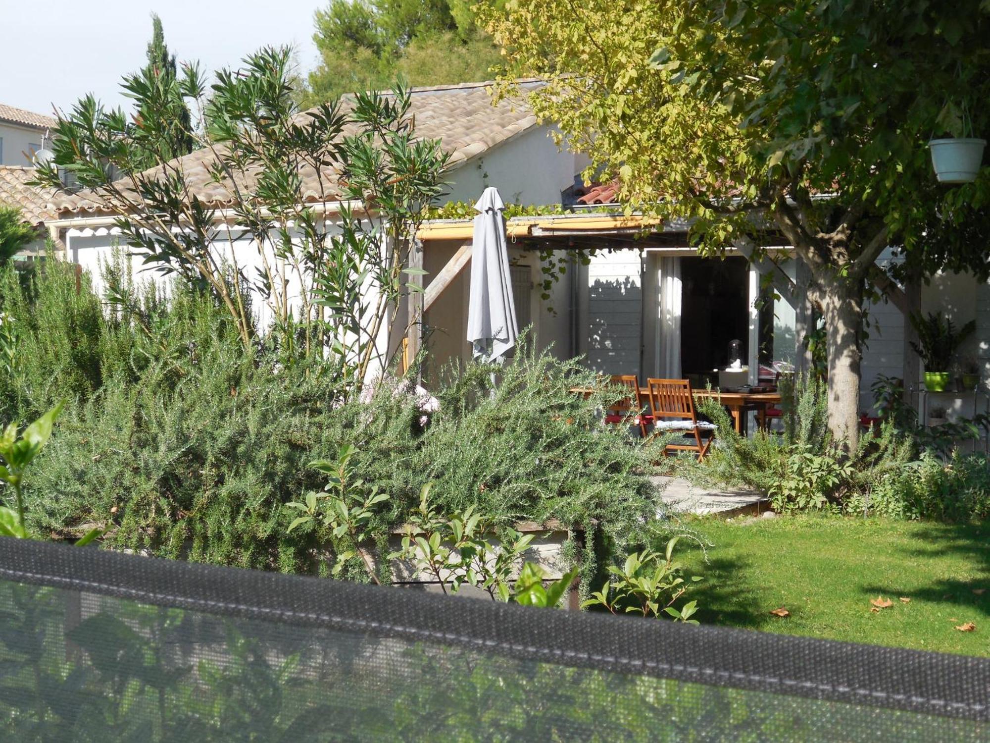 La Maison Bleue L'Isle-sur-la-Sorgue Exterior photo